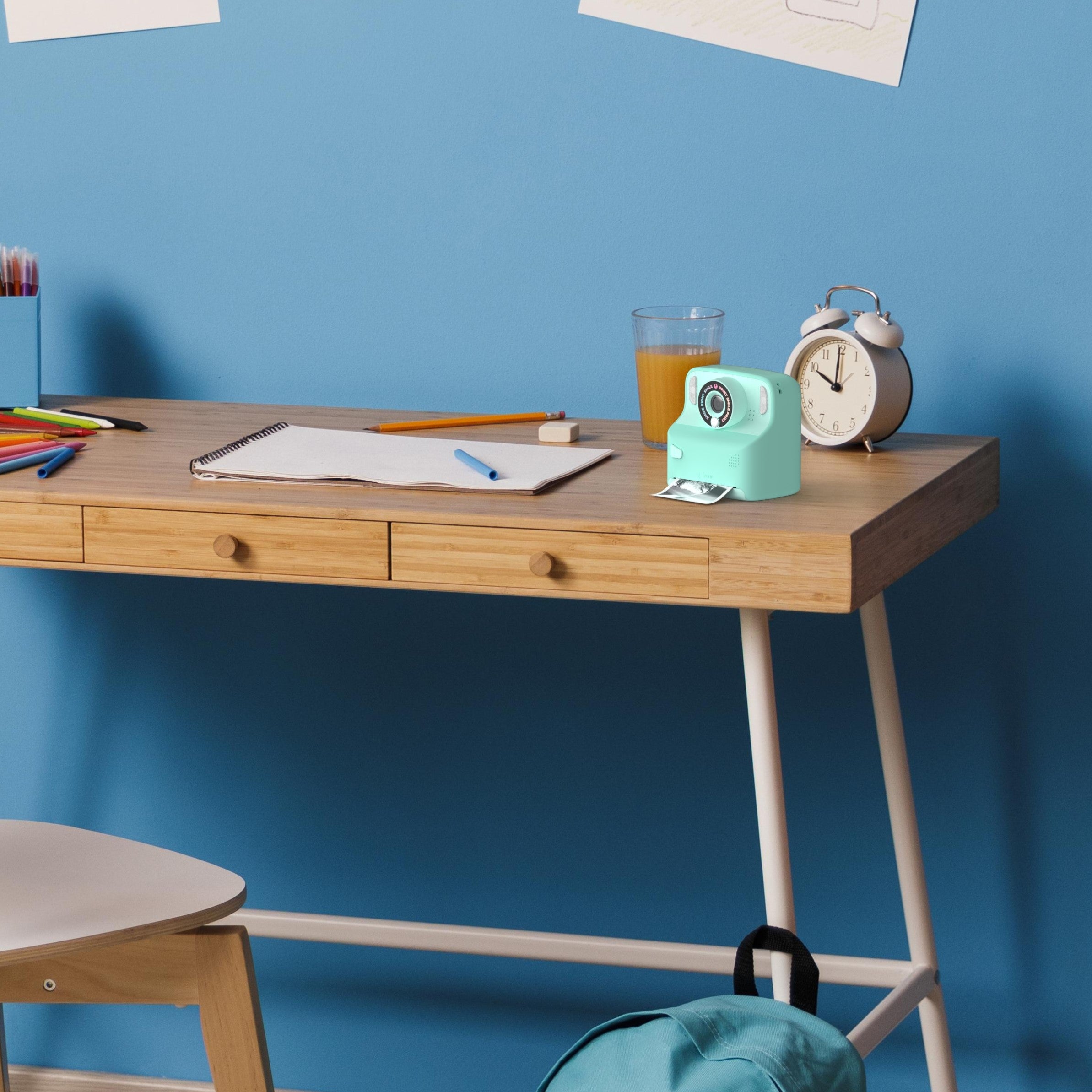 Yamann aparat cyfrowy z funkcją drukowania na drewnianym biurku z zeszytem i zegarem