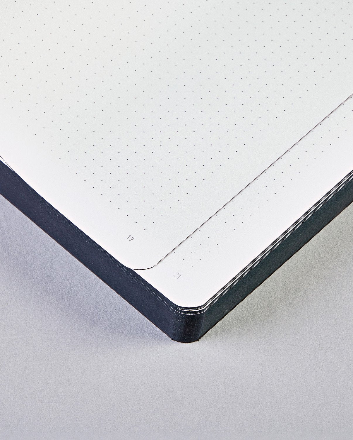 Notatnik Holy Shit z czarną twardą okładką i punktowanymi kartkami do pisania