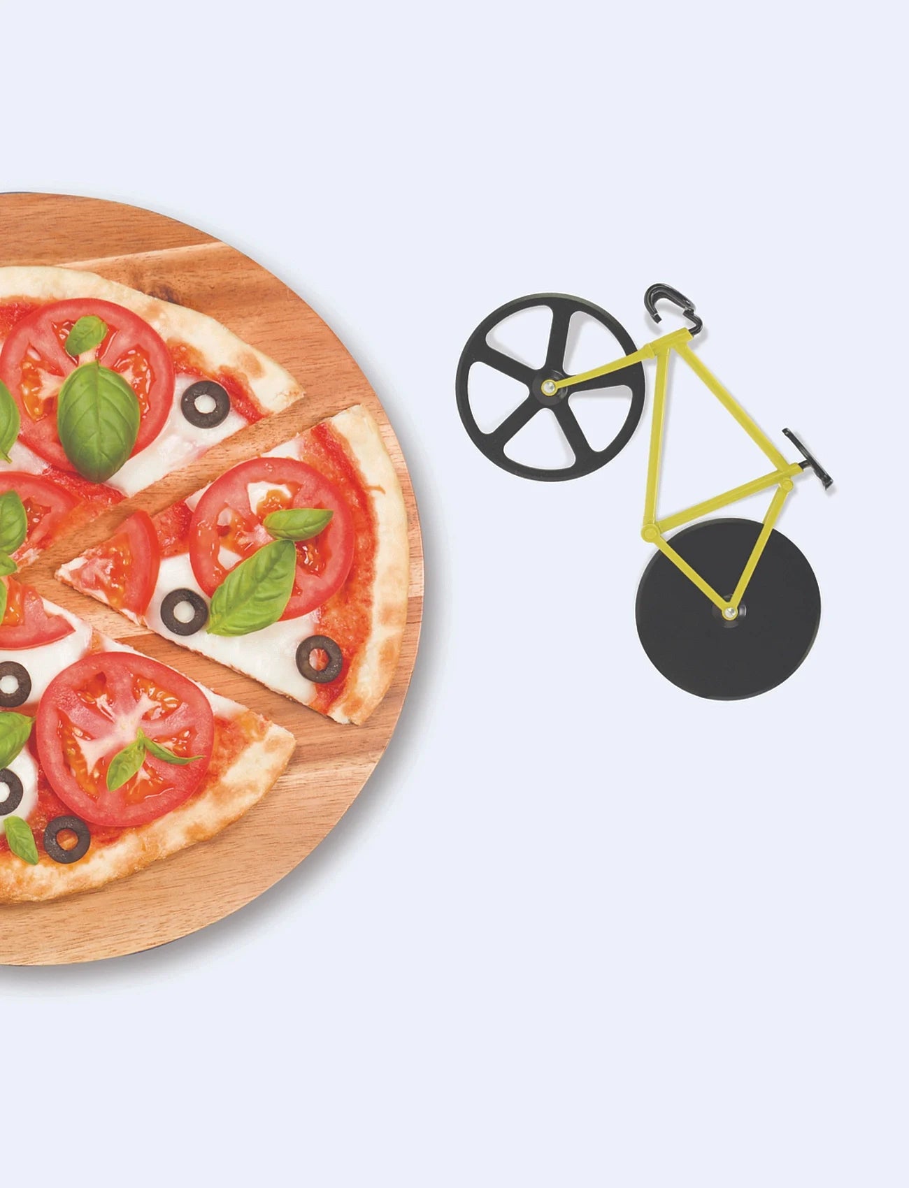 Nóż do pizzy rower WABOBA AB z ostrzem w kształcie roweru obok pokrojonej pizzy na drewnianej desce