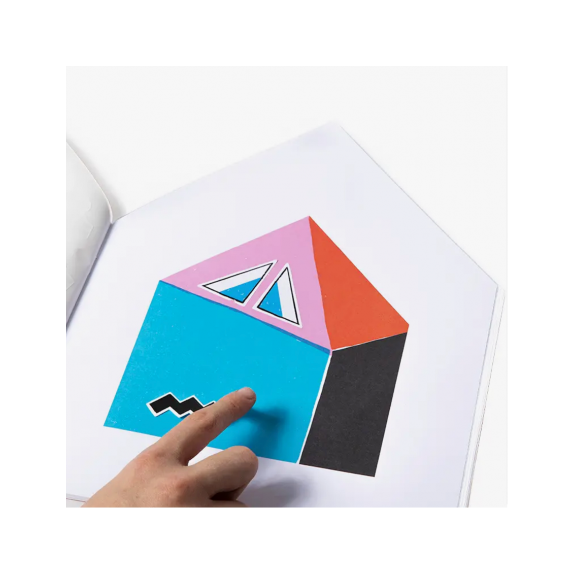 Książeczka do kolorowania domki z prostym obrazkiem domu w jasnych kolorach i palcem wskazującym