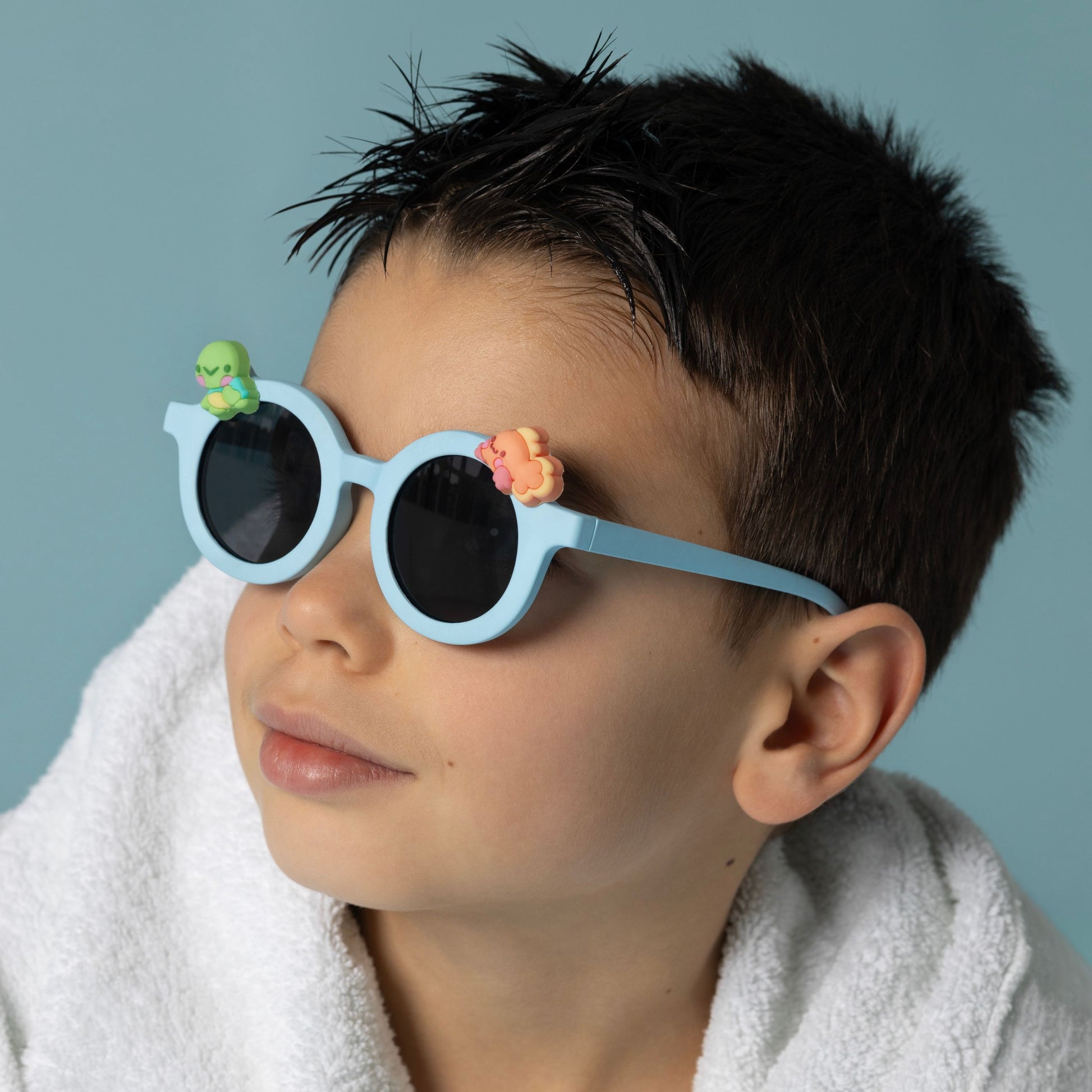Okulary przeciwsłoneczne dla dzieci SumSun niebieskie z dekoracjami na oprawkach