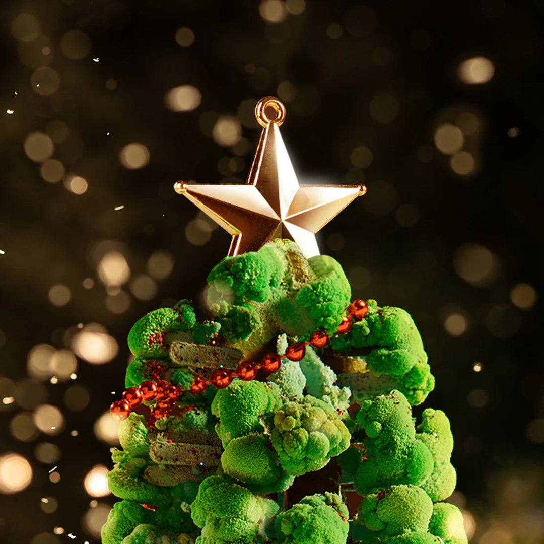 Magiczne drzewko świąteczne z zielonymi kulkami i złotą gwiazdą na czarnym tle