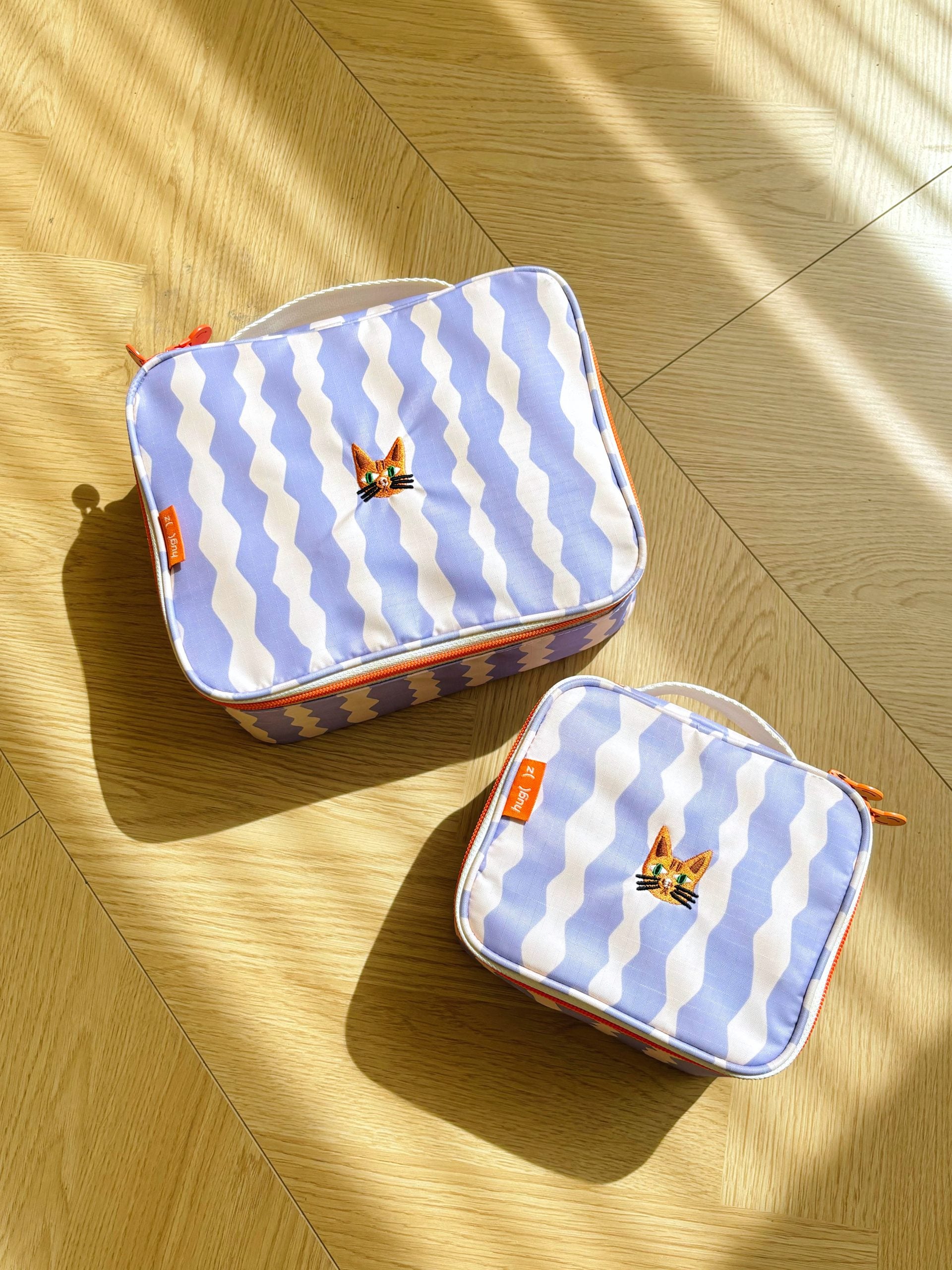 MOB kosmetyczka wodoodporna dla dzieci z nadrukiem kota w jasnoniebieskie fale