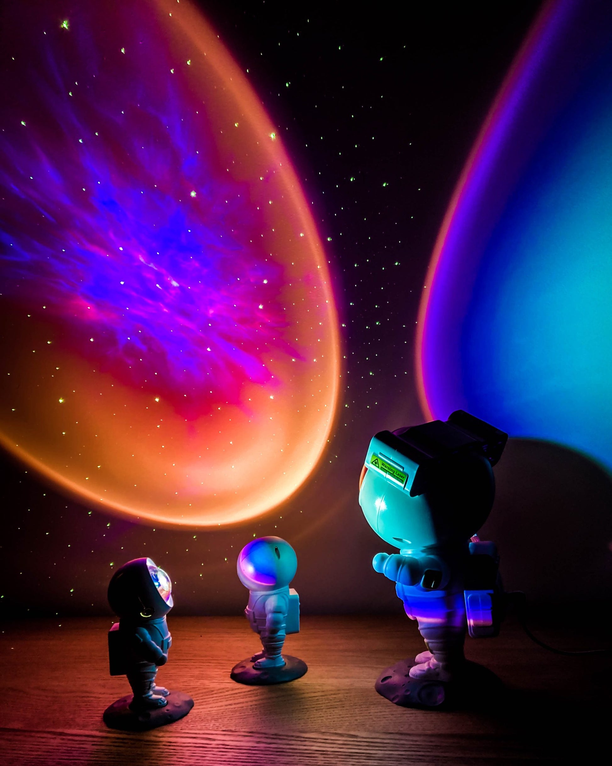 Lampka projekcyjna astronauta z kolorowym światłem tworzącym galaktyczne projekcje na ścianie