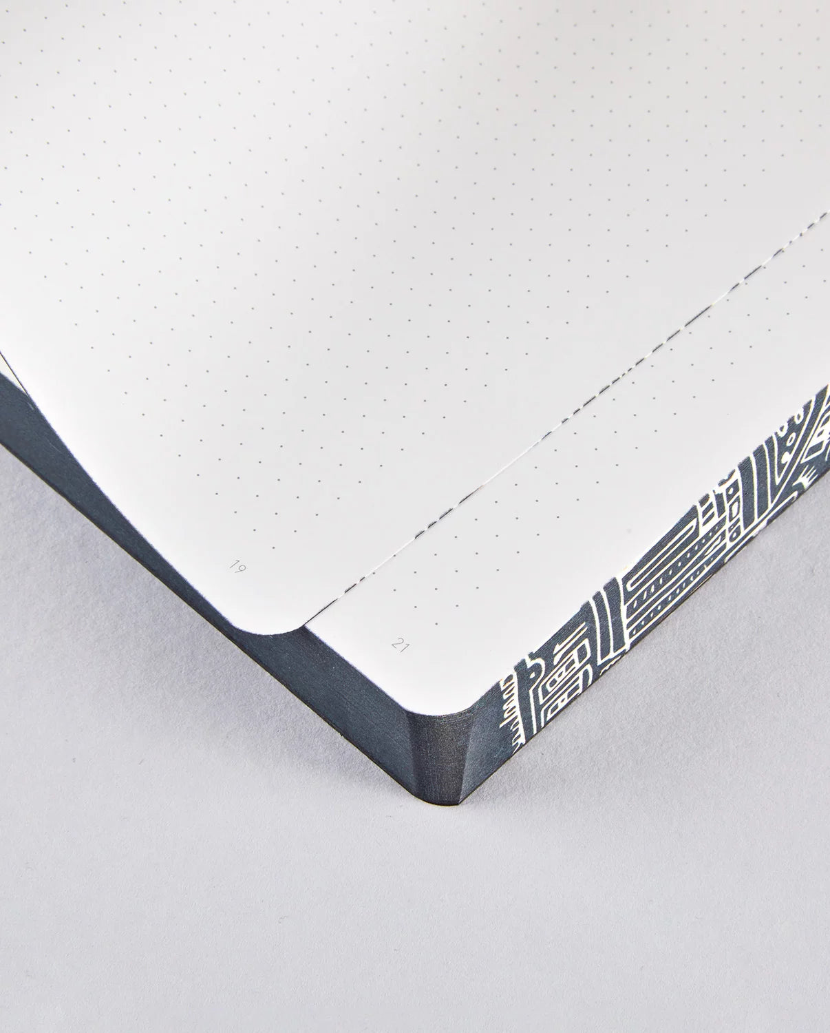 Notatnik Berlin z kropkowanymi kartkami i ozdobną czarno-białą okładką od BV JACOB COMPANY