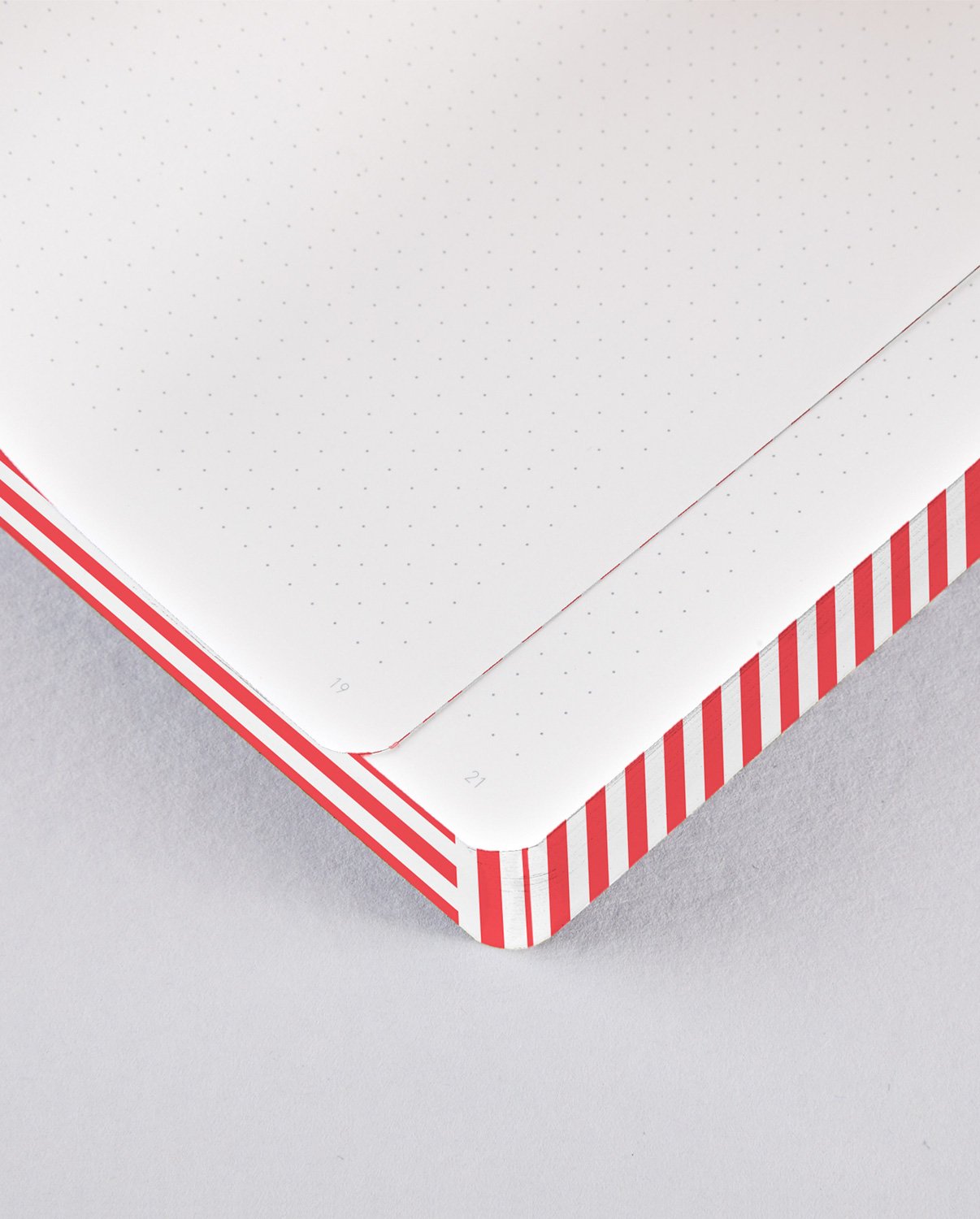 Notatnik graficzny L z białymi kartkami w kropki i czerwono-białą paskowaną okładką