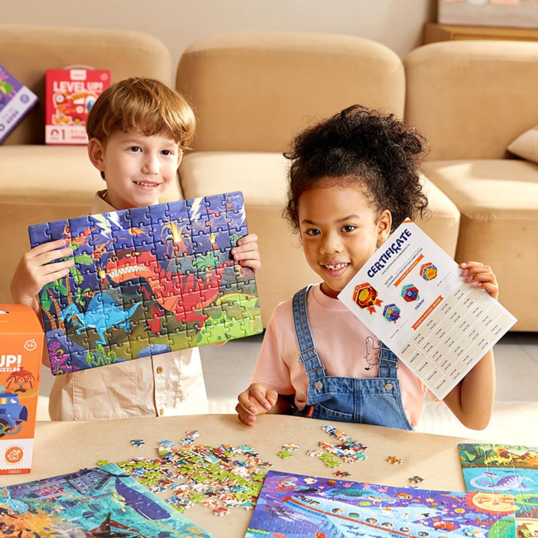 Dzieci układające puzzle dinozaury dla dzieci marki Yamann w jasnym pokoju z kanapą