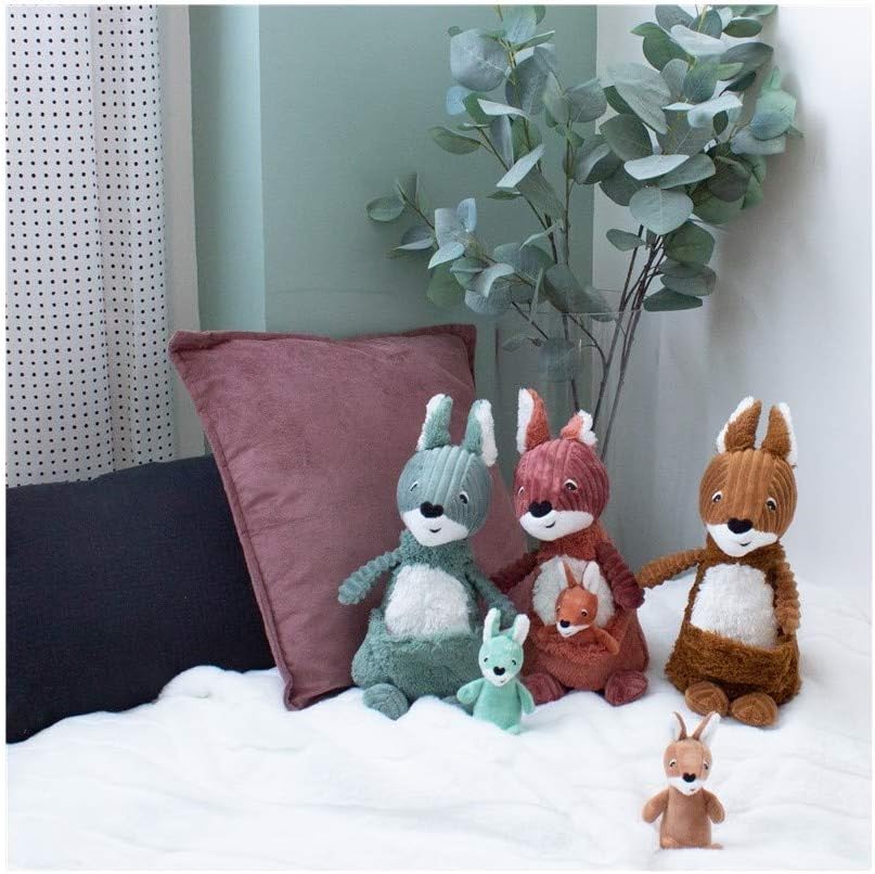 Pluszowy kangur mama i dziecko w różnych kolorach na białym tle z poduszkami i rośliną