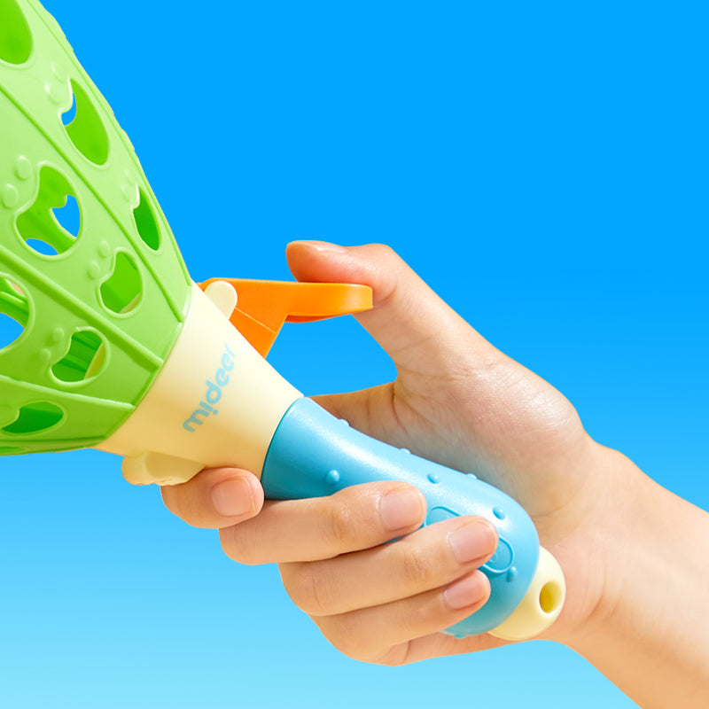 Gra zręcznościowa dla dzieci żaba z uchwytem w ręce na niebieskim tle