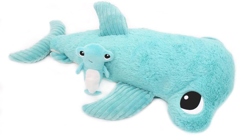 Pluszak wieloryb błękitny z miękkiego materiału z dużymi oczami i małym przytulankowym rekinem