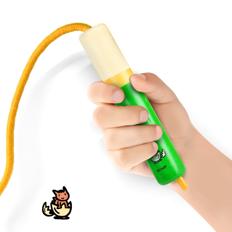 skakanka dla dzieci mideer z zielonym uchwytem trzymana przez dziecięcą rękę