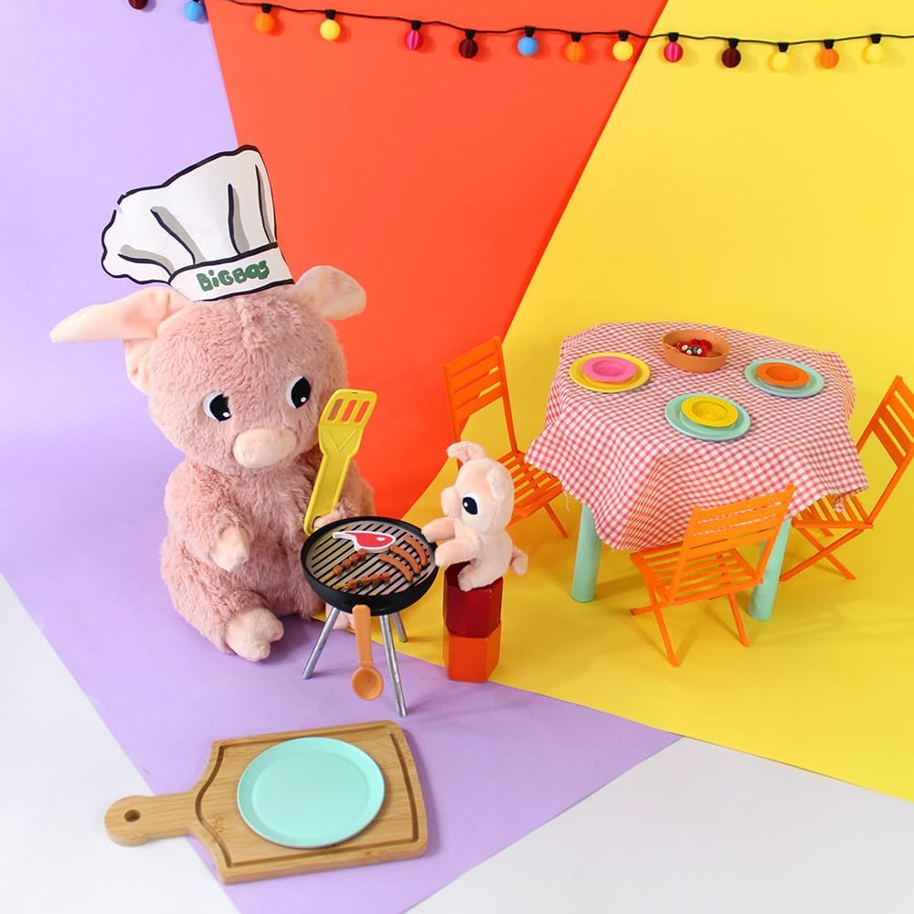 Pluszak świnia mama i dziecko gotujący przy grillu obok kolorowego stołu z krzesłami