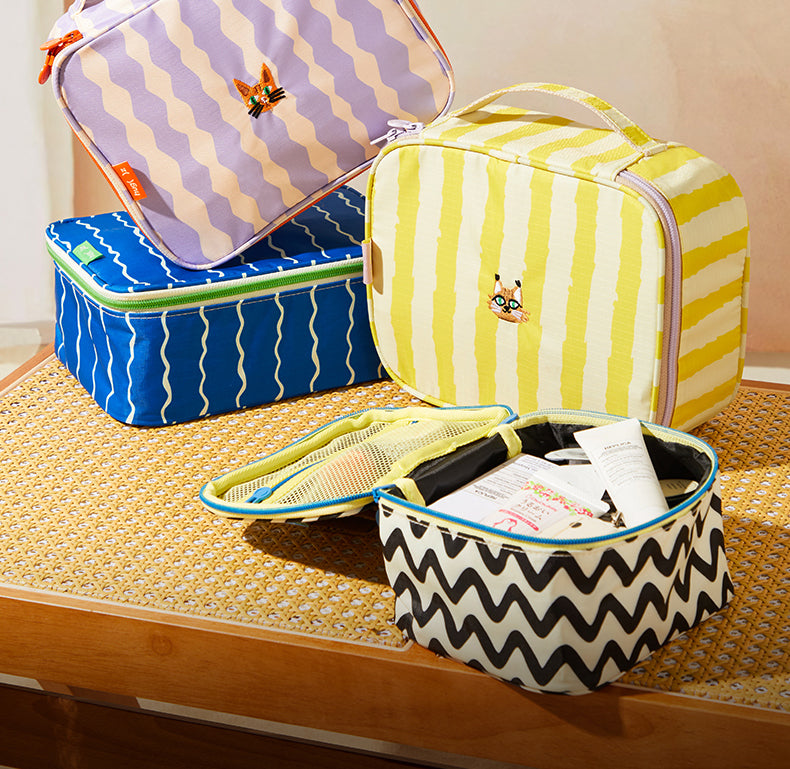 Wodoodporna kosmetyczka dla dzieci MOB w różnych kolorach i wzorach na stół