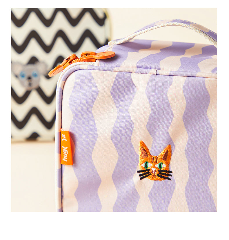 Kosmetyczka wodoodporna dla dzieci z fioletowo białym wzorem i haftowanym kotkiem