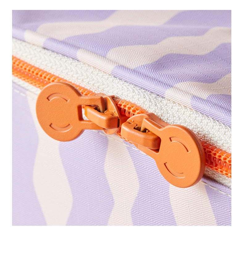 Zbliżenie na pomarańczowy zamek błyskawiczny kosmetyczki wodoodpornej dla dzieci MOB w fioletowe fale