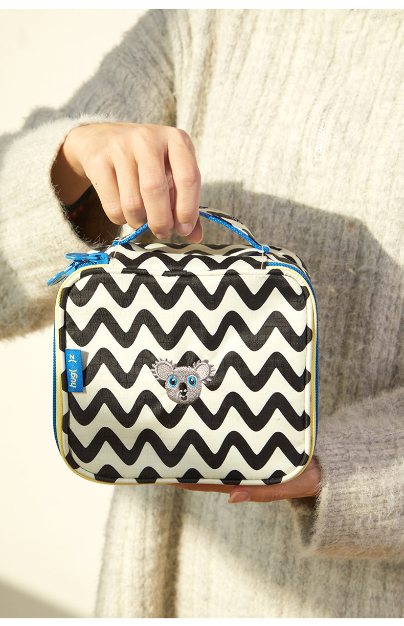 MOB kosmetyczka wodoodporna w czarno białe zygzaki z uchwytem i haftem kota