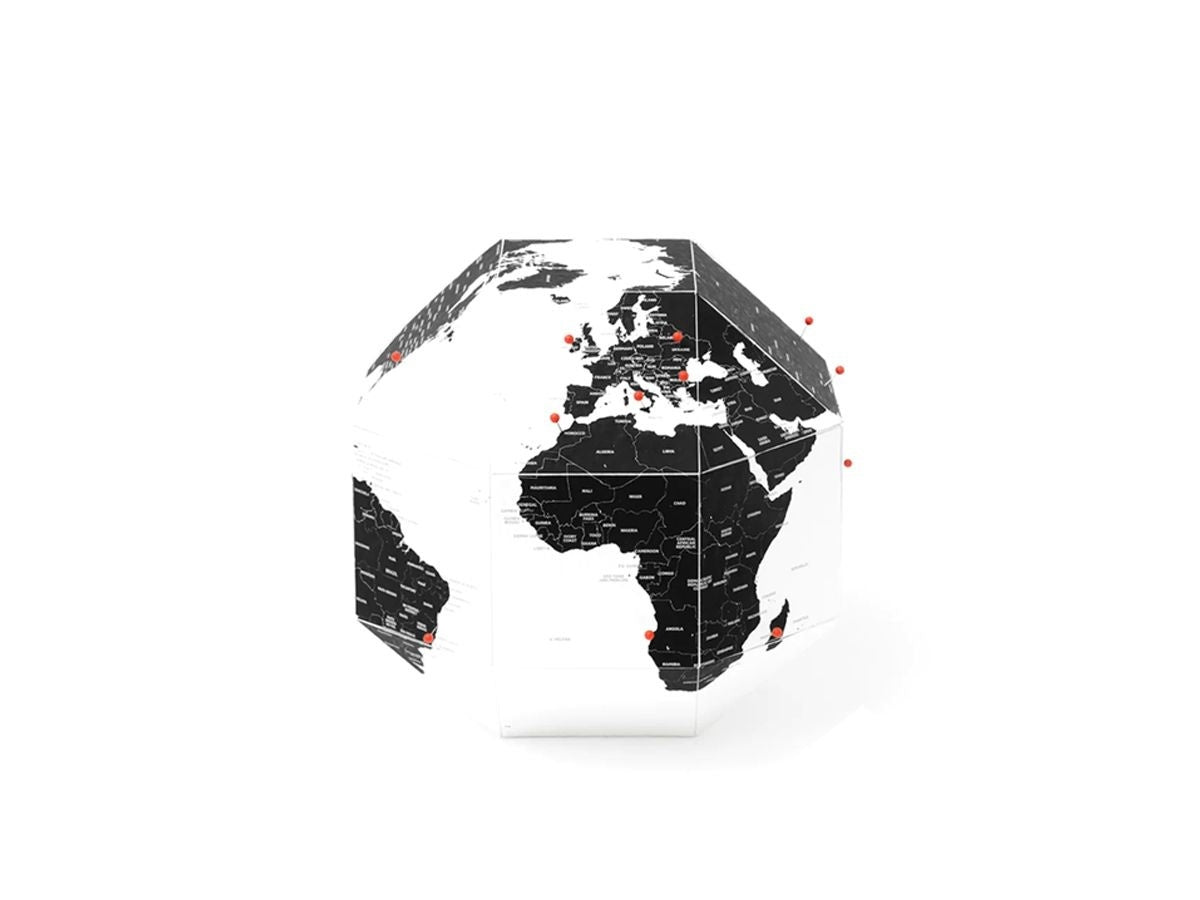 Nowoczesny globus z pinezkami do oznaczania krajów w czarno-białym designie od WABOBA AB