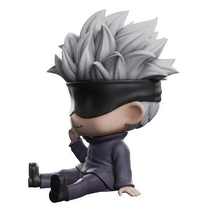 Skarbonka Jujutsu Kaisen figurka postaci z szarymi włosami i opaską na oczach od Plastoy