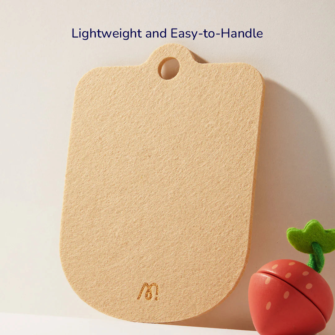 Lekka deska do krojenia obok drewnianego jabłka w zestawie drewniane owoce i warzywa do krojenia