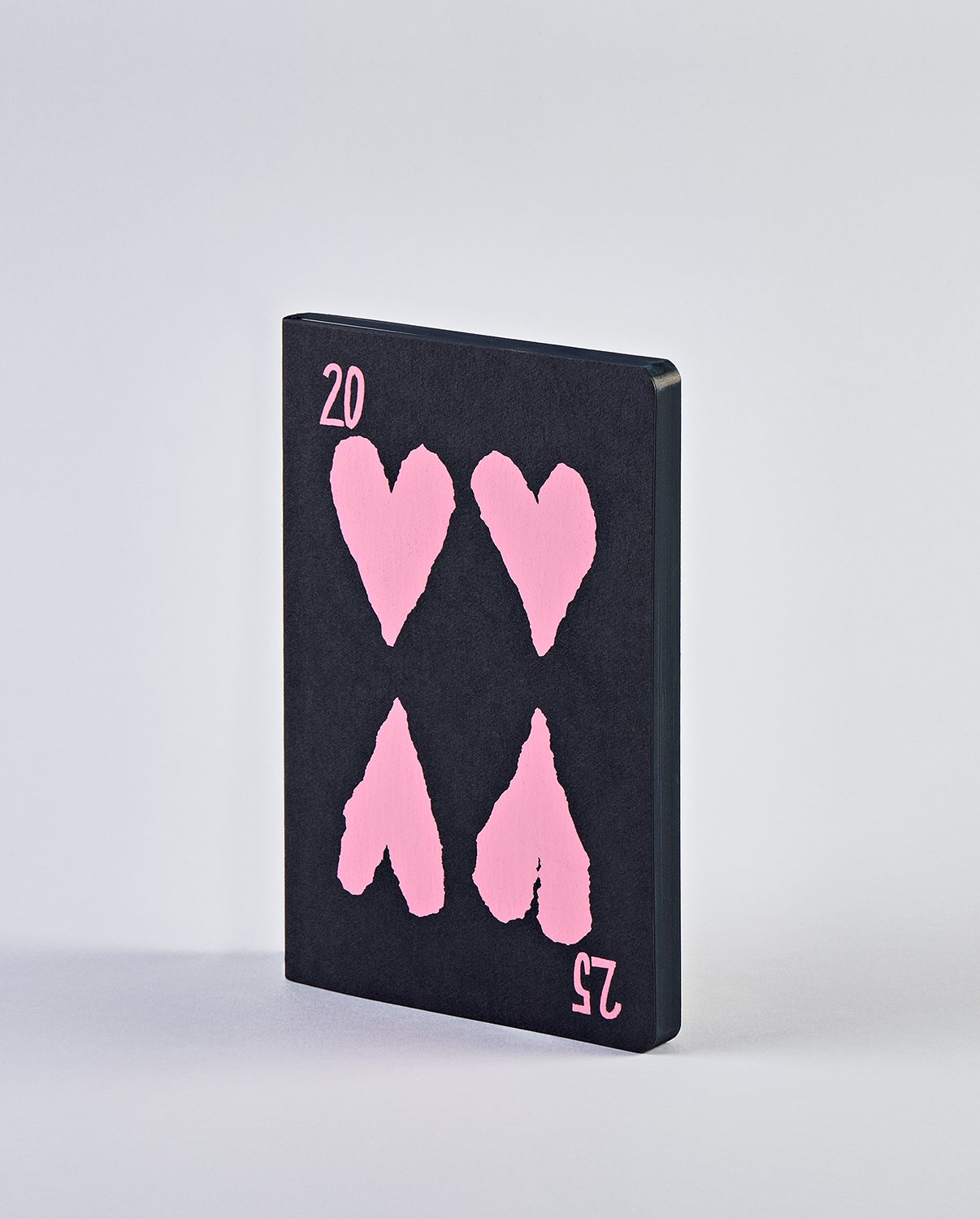 Kalendarz tygodniowy 2025 BV JACOB COMPANY z czarną okładką i różowymi sercami w stylu kart do gry