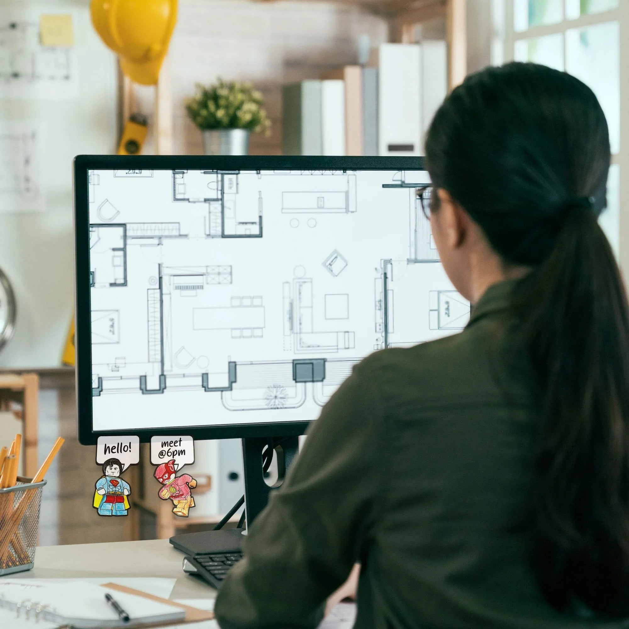 Samoprzylepne karteczki LEGO Batman z postaciami przyklejone do monitora biurowego