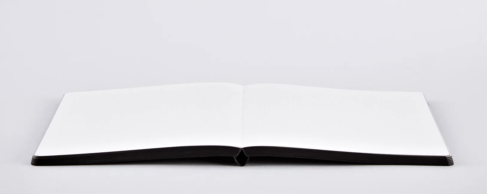 Otwarty notatnik Berlin Silver firmy BV JACOB COMPANY z pustymi białymi stronami i czarną oprawą