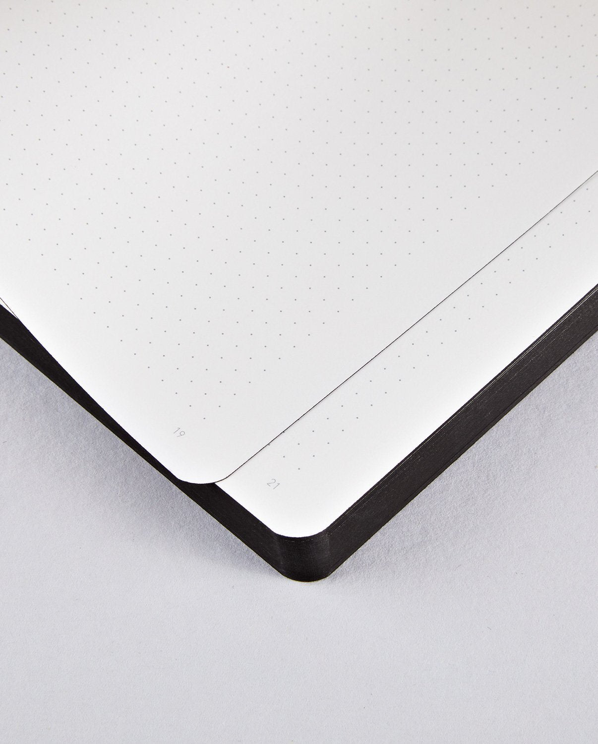 Otwarty notatnik Nightflight Paris Silver z punktowanymi kartkami i czarną oprawą BV JACOB COMPANY