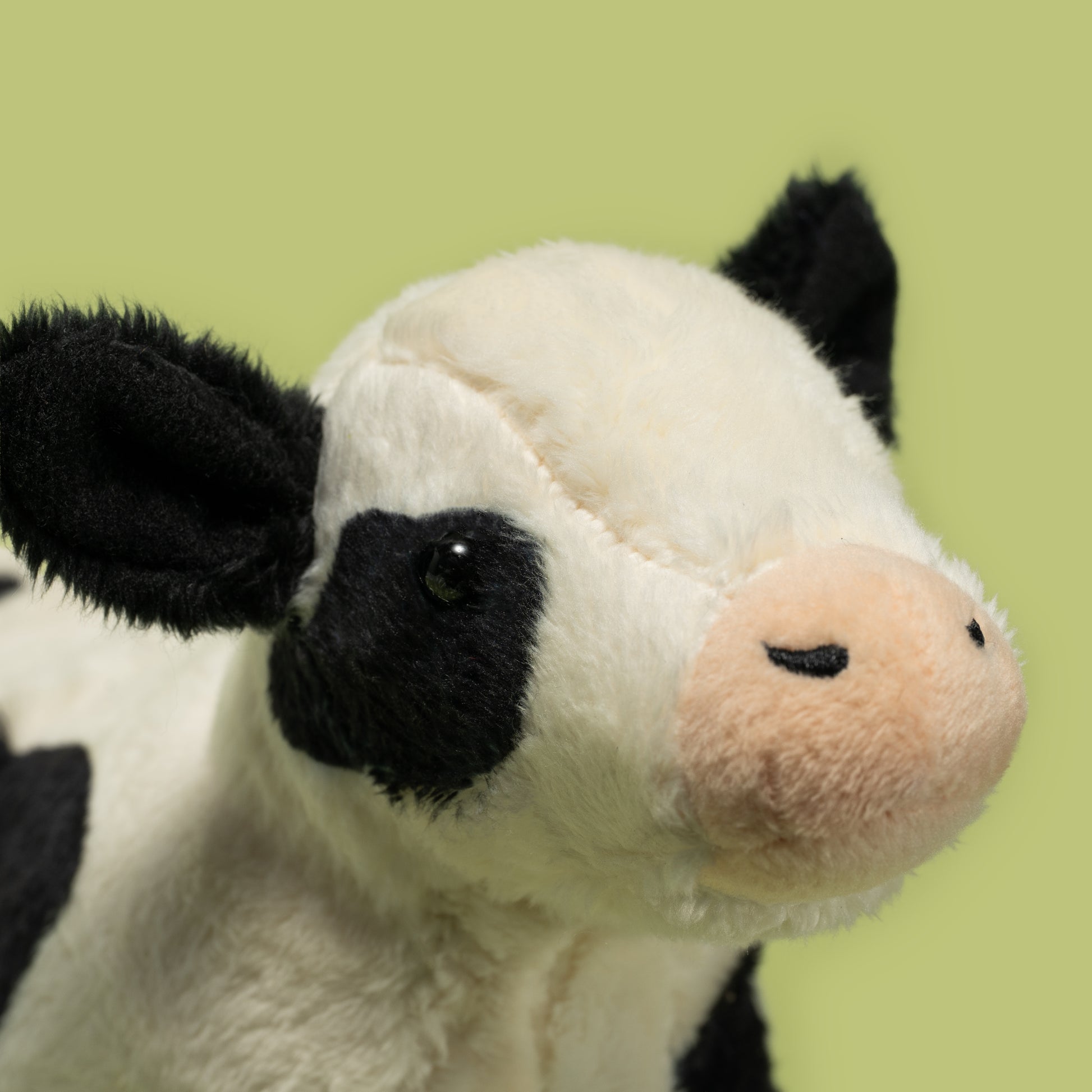 Pluszak ciele Wild Planet miękki biało-czarny z różowym nosem na zielonym tle