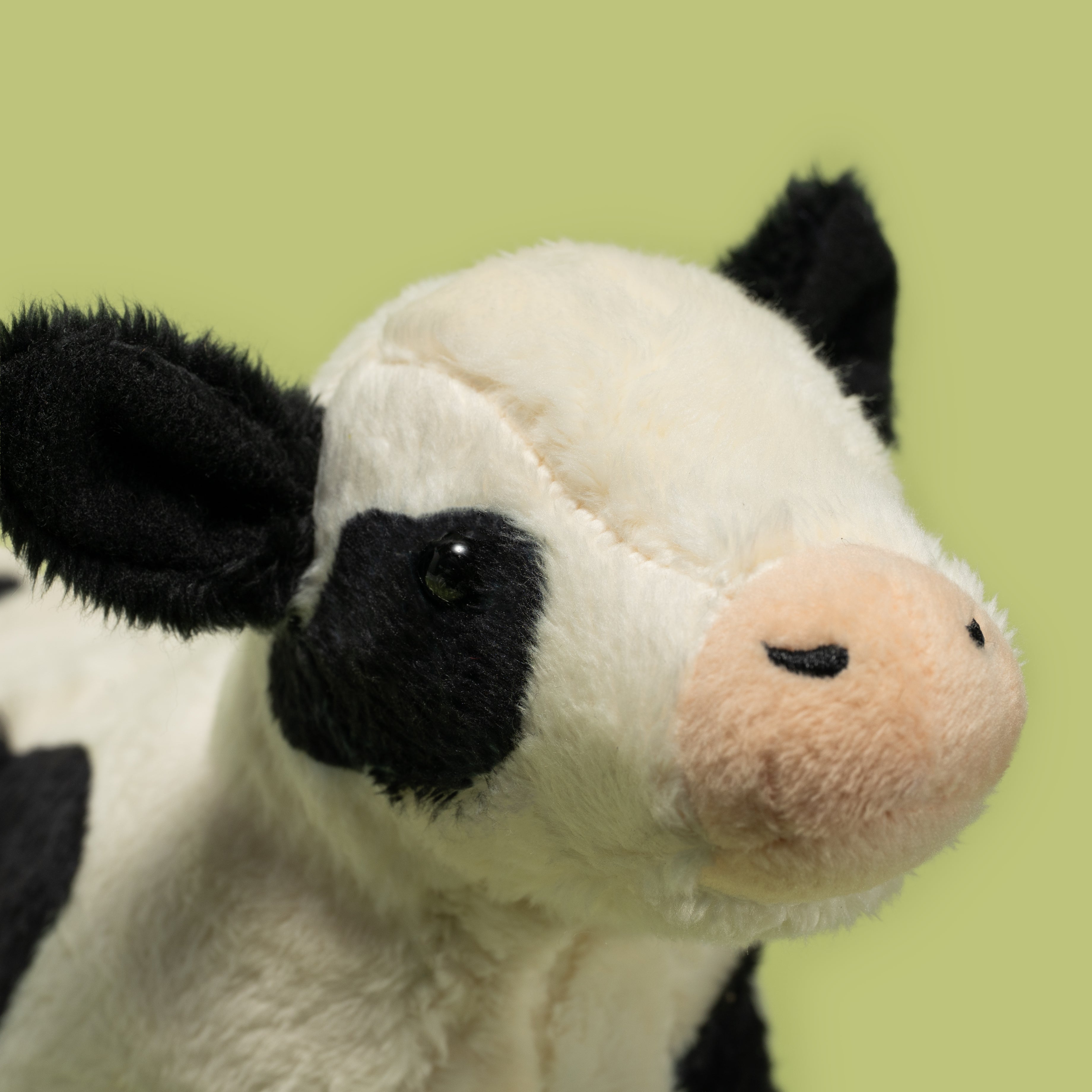 Pluszak ciele Wild Planet miękki biało-czarny z różowym nosem na zielonym tle