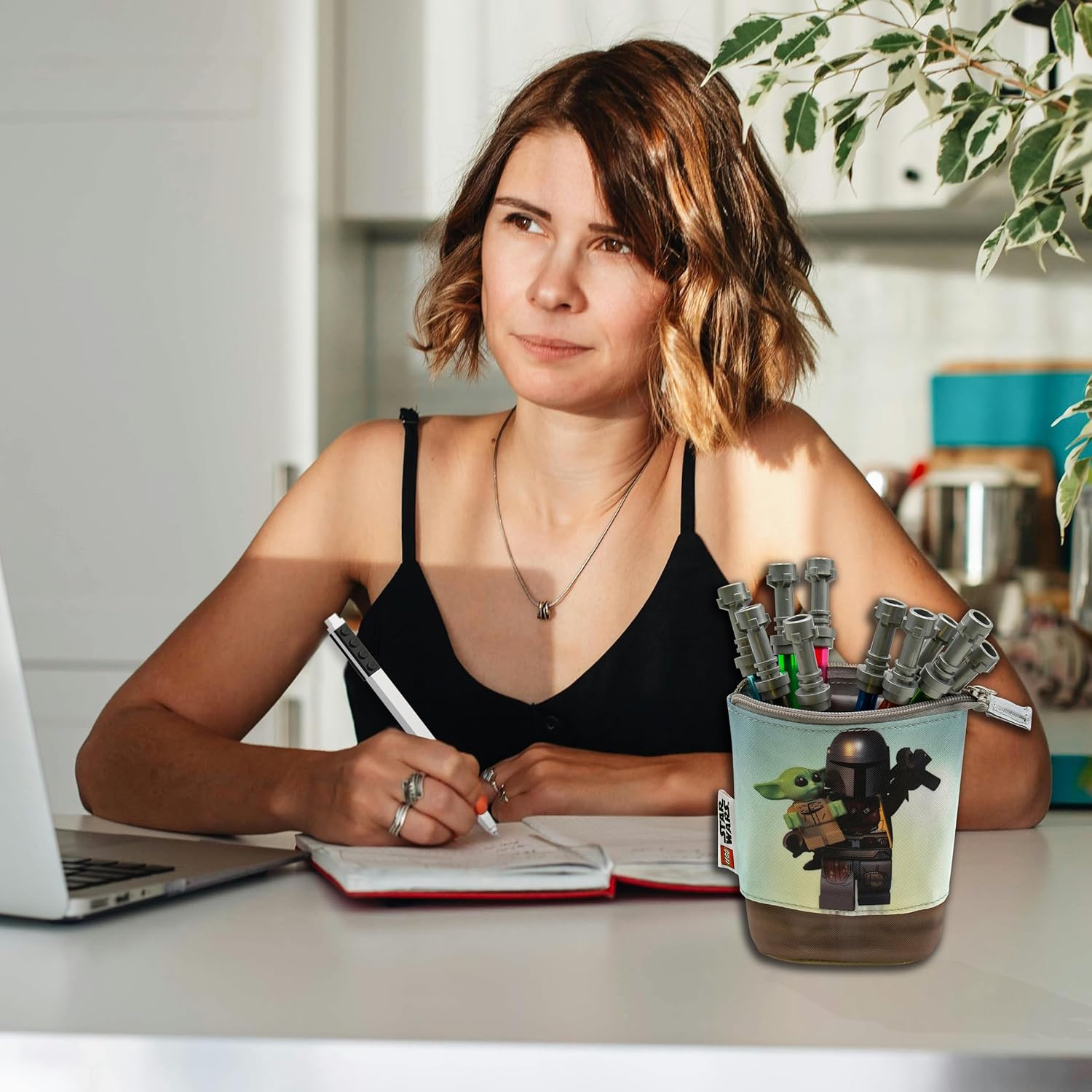 Piórnik LEGO Star Wars Mandalorian z nadrukiem postaci Mandalorianina i Dziecka Yody z przyborami do pisania