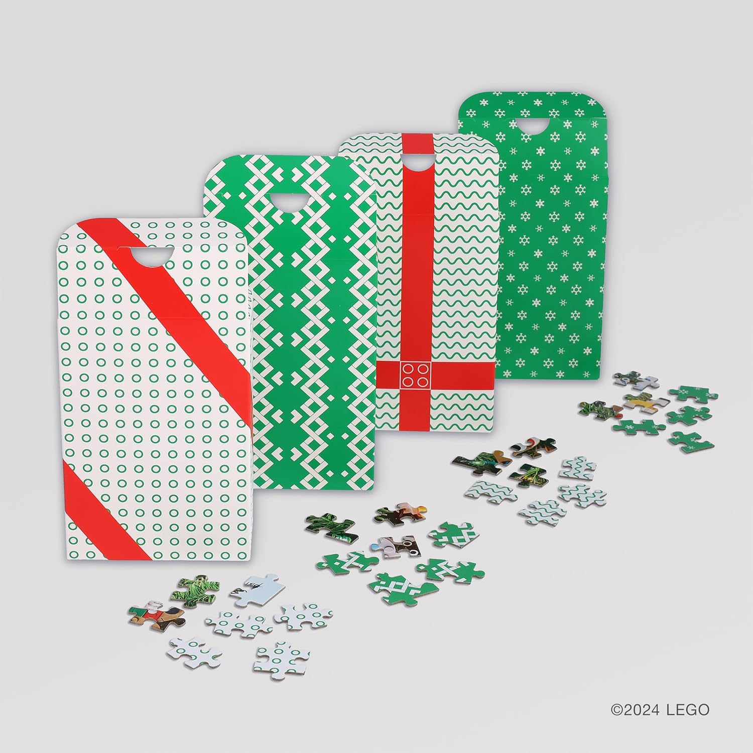 puzzle LEGO choinka 100 elementów z motywem świątecznym w zielono-białych kartonach z czerwonym akcentem