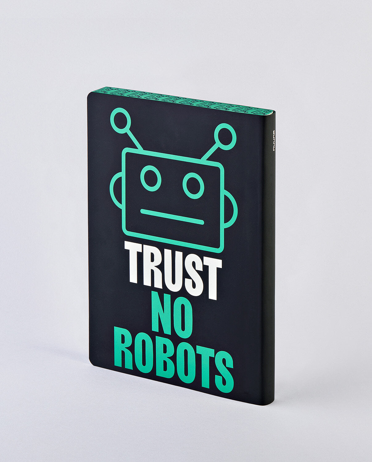 Czarny notatnik Write Against The Machines z grafiką robota i napisem Trust No Robots