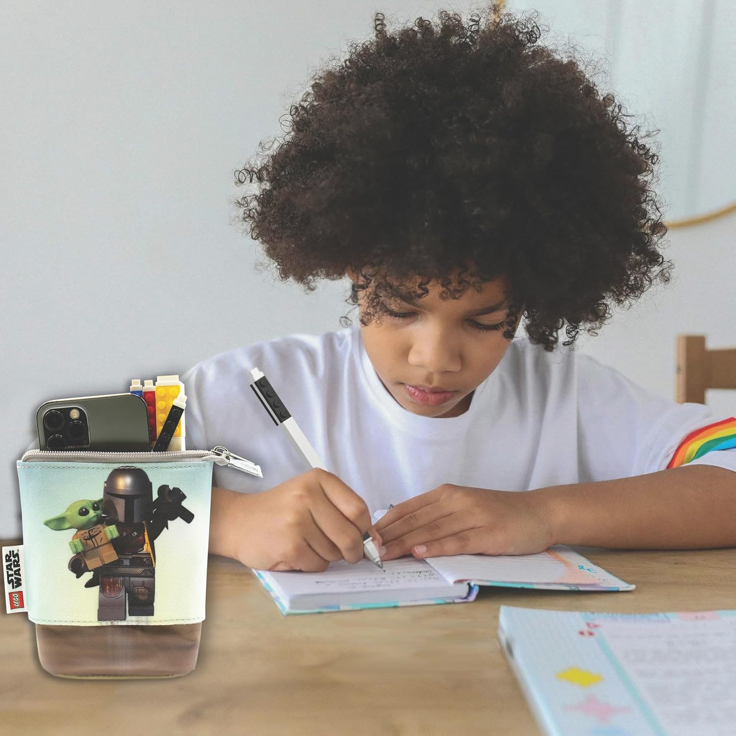 Dziecko piszące przy biurku z piórnikiem LEGO Star Wars Mandalorian z nadrukiem postaci
