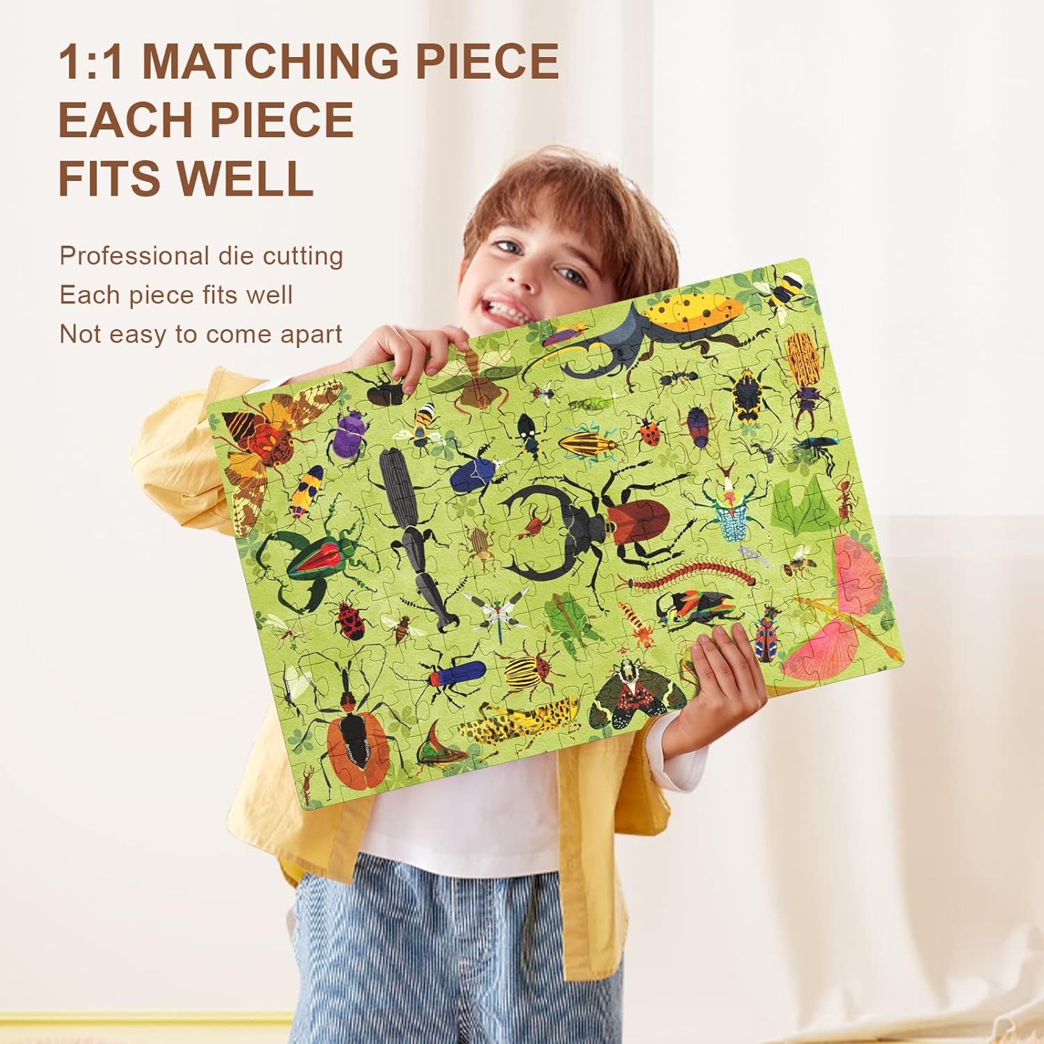 Dziecko trzymające puzzle owady dla dzieci z kolorowymi ilustracjami różnych owadów