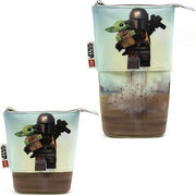 Piórnik LEGO Star Wars Mandalorian z motywem Mandalorianina i Baby Yody na jasnym tle
