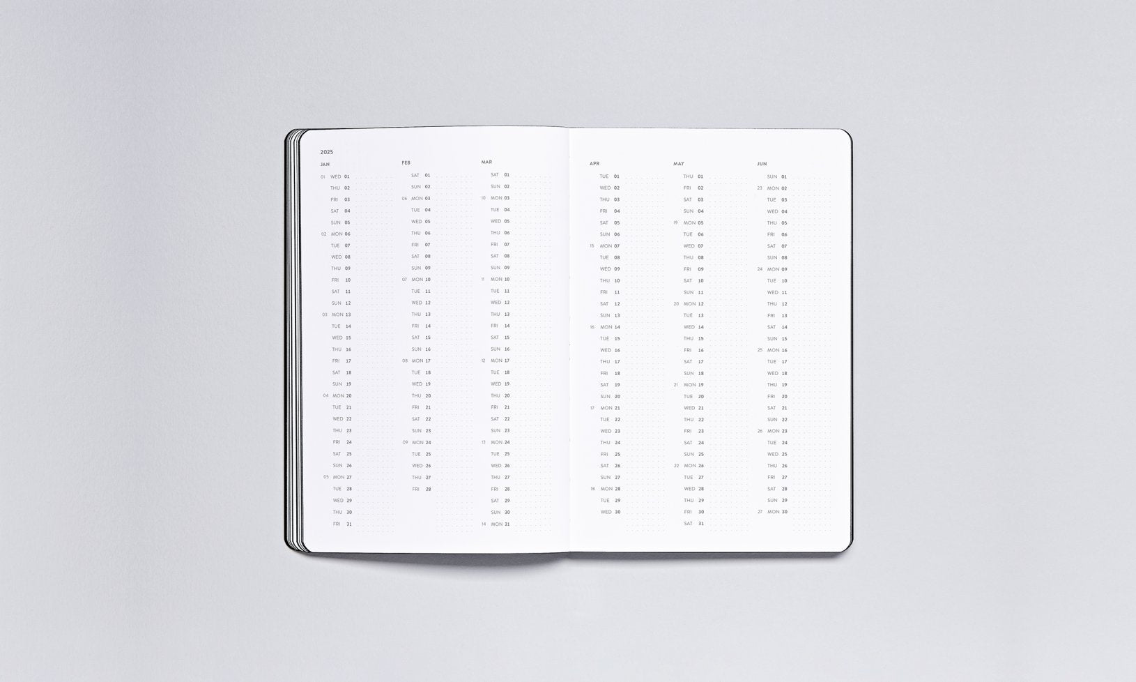 Otwarty kalendarz tygodniowy 2025 z przejrzystym układem dat na jasnym tle