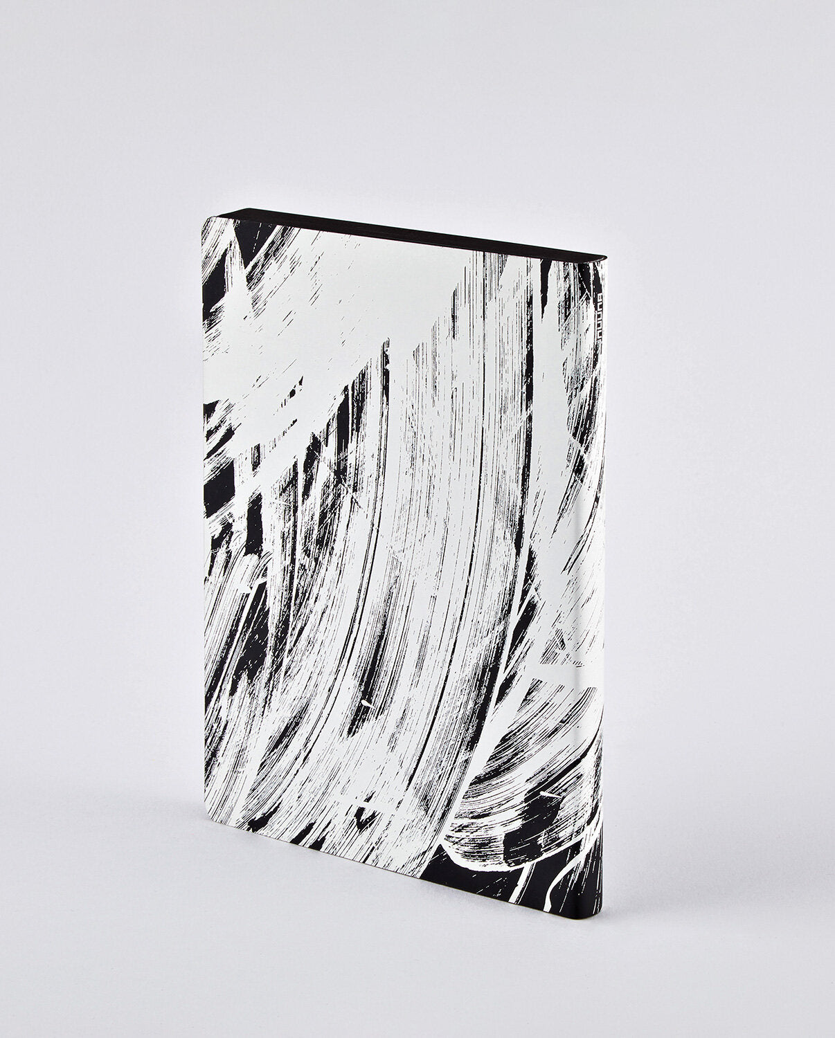 Notatnik artystyczny czarno-biały z abstrakcyjnym wzorem pędzla na okładce