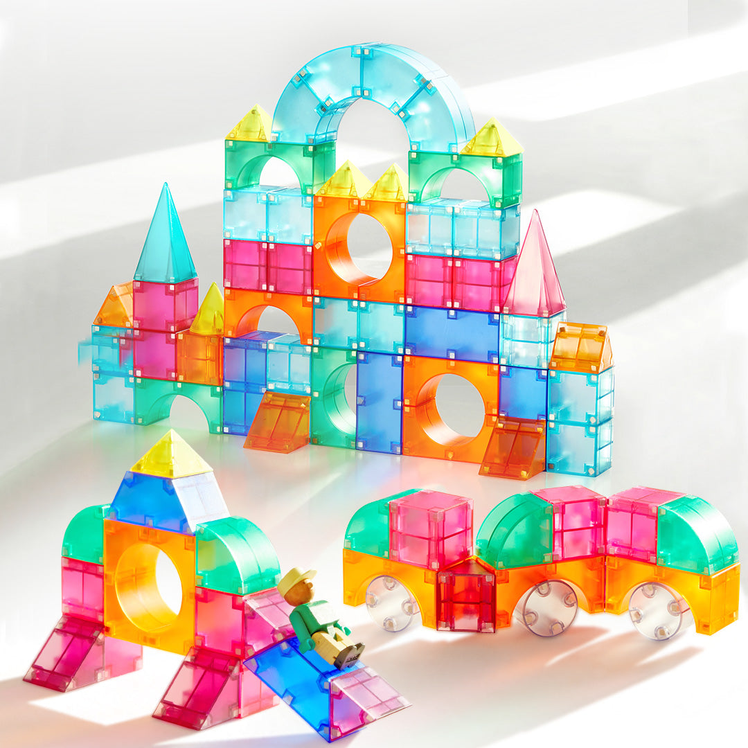 Kolorowe klocki magnetyczne dla dzieci zbudowane w formie zamku i pojazdu na białym tle