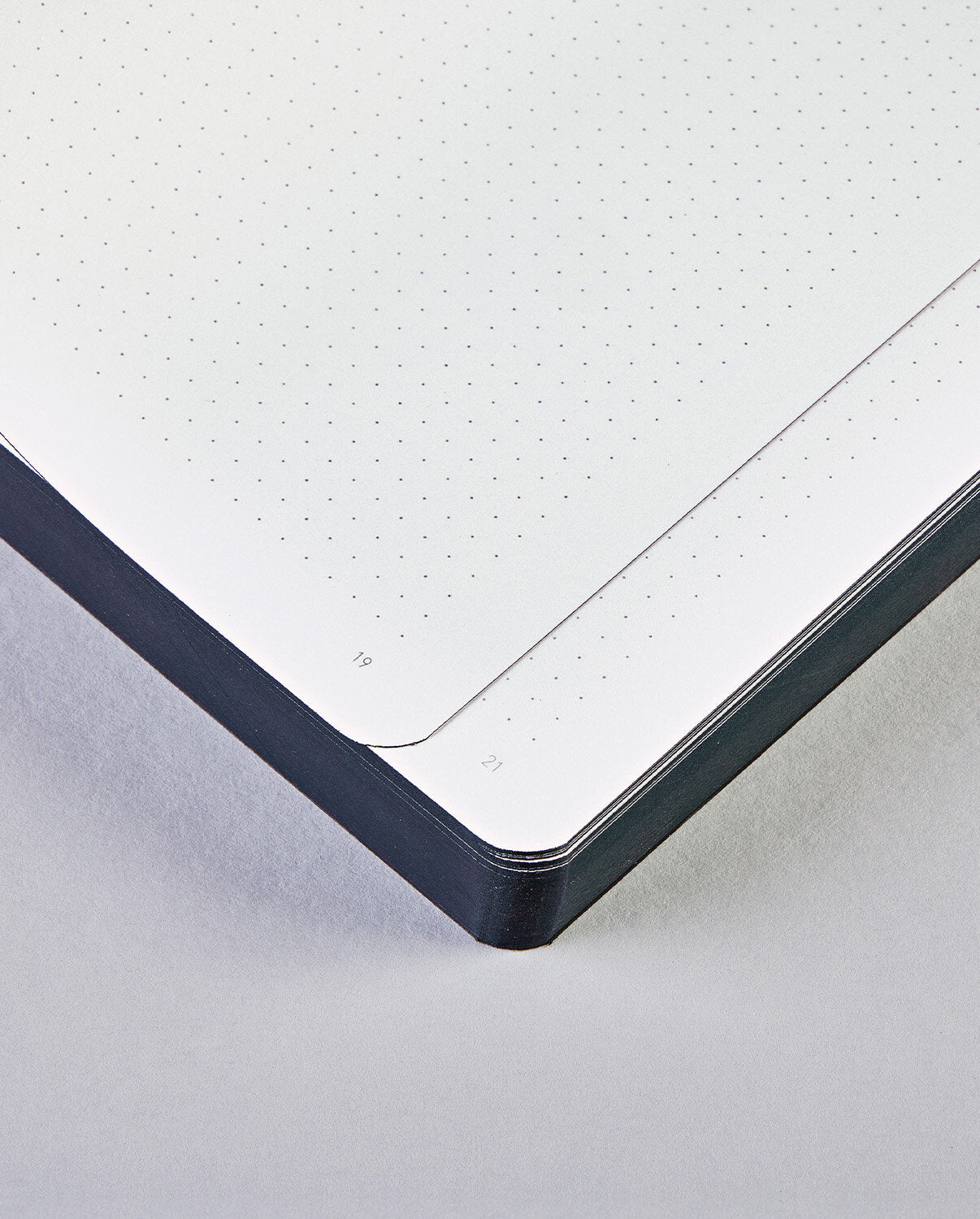 Notatnik graficzny BV JACOB COMPANY z kropkowanymi kartkami i czarną okładką