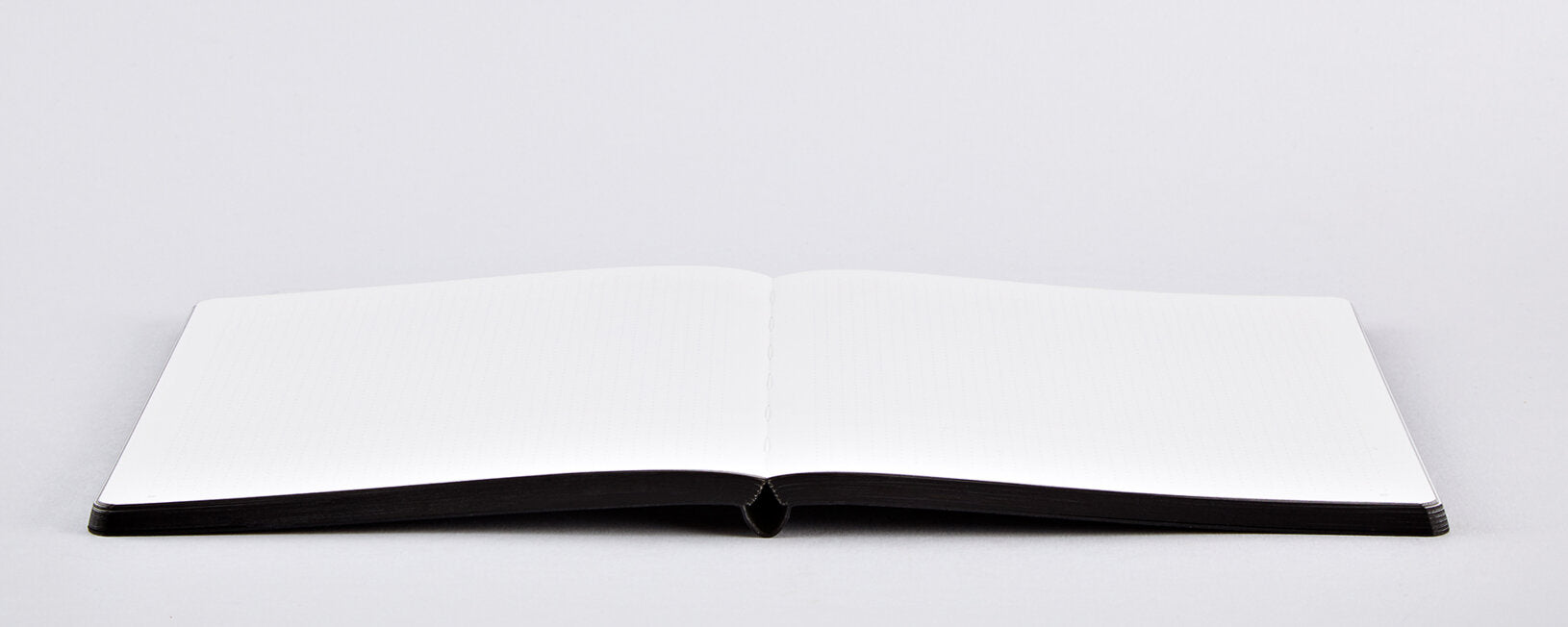 Otwarty pusty notatnik nocny motyw do zapisywania pomysłów i notatek