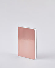 Notatnik różowy błyszczący o gładkiej powierzchni i zaokrąglonych rogach firmy BV JACOB COMPANY
