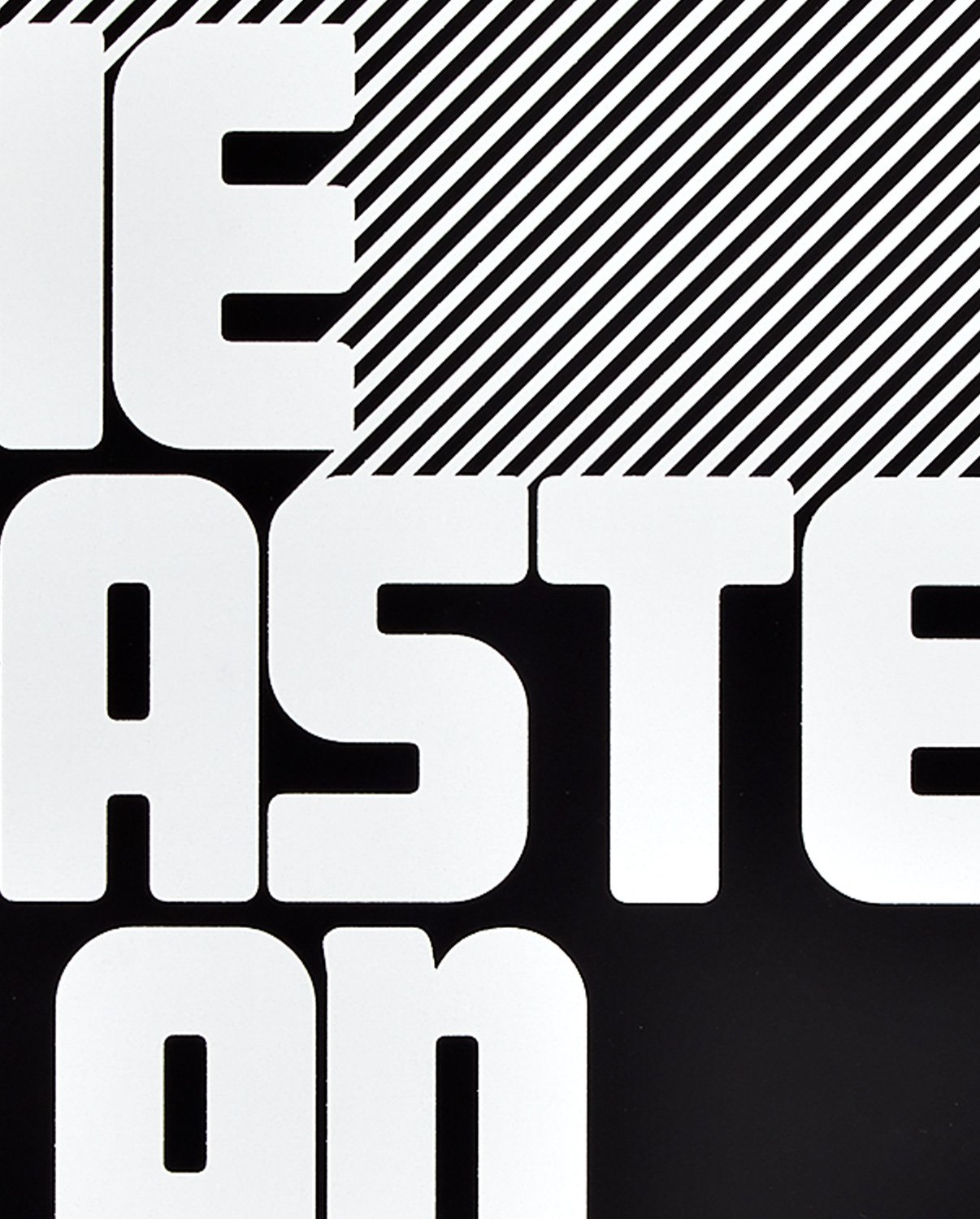 Czarno-biały design okładki notatnika the master plan z dużymi geometrycznymi literami