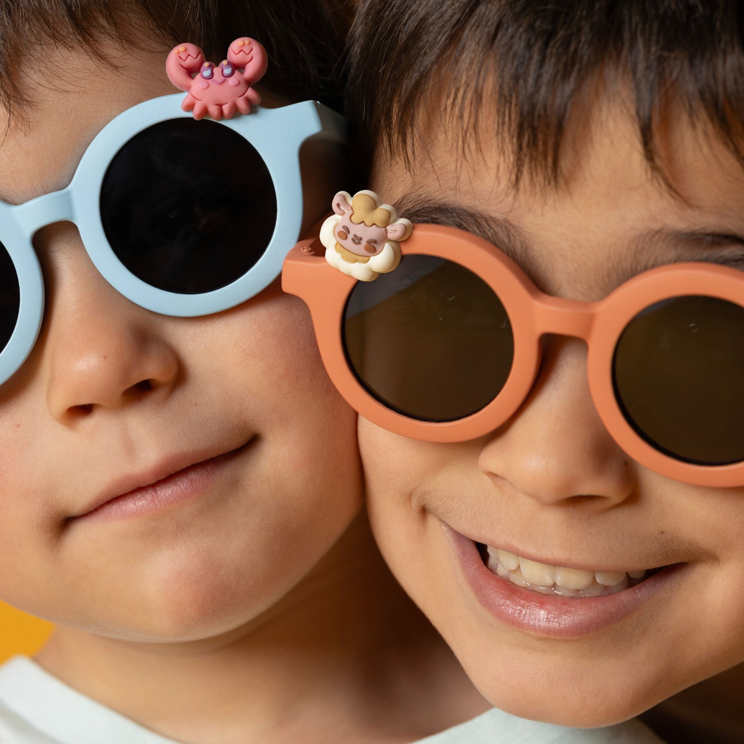 Okulary przeciwsłoneczne dla dzieci marki SumSun z kolorowymi oprawkami i zabawnymi ozdobami