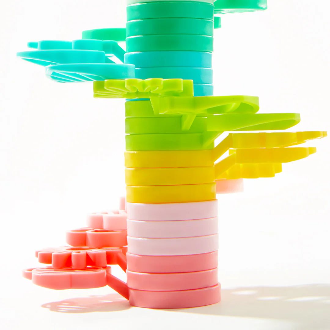 Kolorowe klocki edukacyjne dla dzieci w pastelowych odcieniach ułożone w wieżę