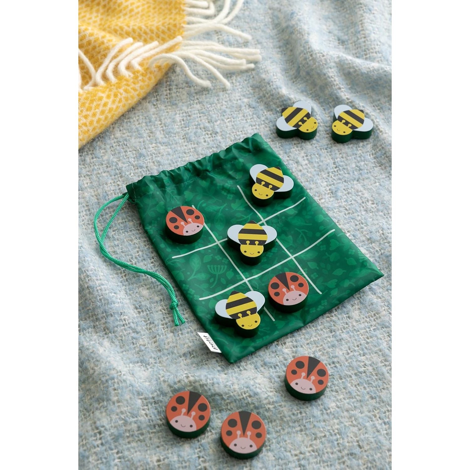 Gra podróżna ogrodowi przyjaciele z drewnianymi pionkami biedronek i pszczół oraz zielonym woreczkiem
