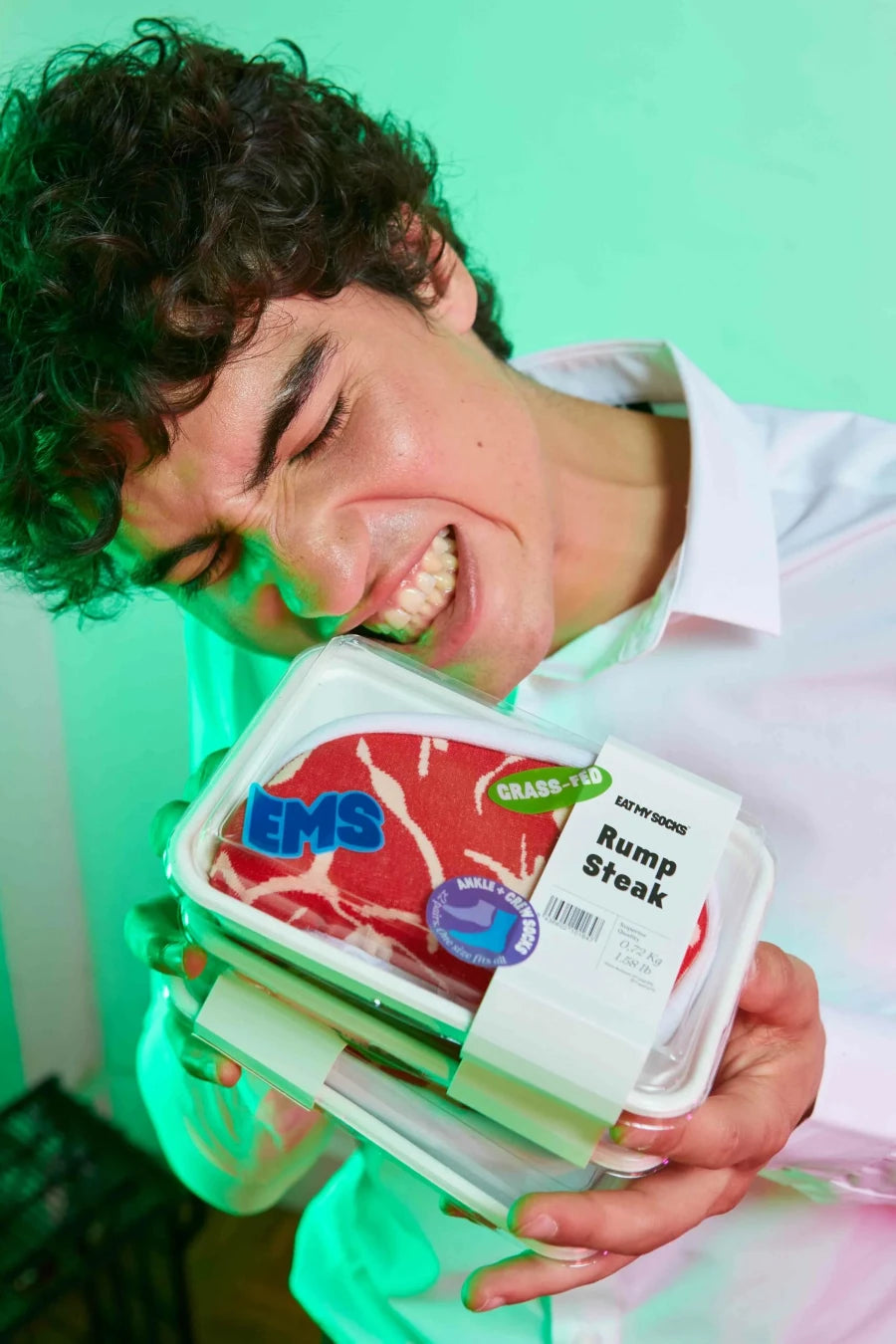 Skarpetki steak dla dorosłych EMS w opakowaniu przypominającym mięso wołowe trzymane przez mężczyznę
