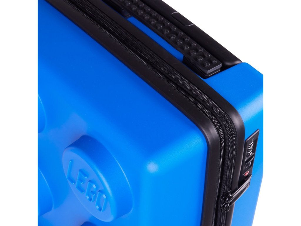 Niebieska walizka LEGO marki Yamann z zamkiem szyfrowym i unikalnym designem klocków LEGO