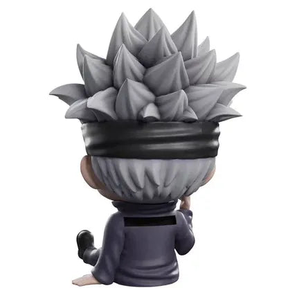 Skarbonka Jujutsu Kaisen figurka postaci siedzącej z charakterystycznymi szarymi włosami i czarną opaską