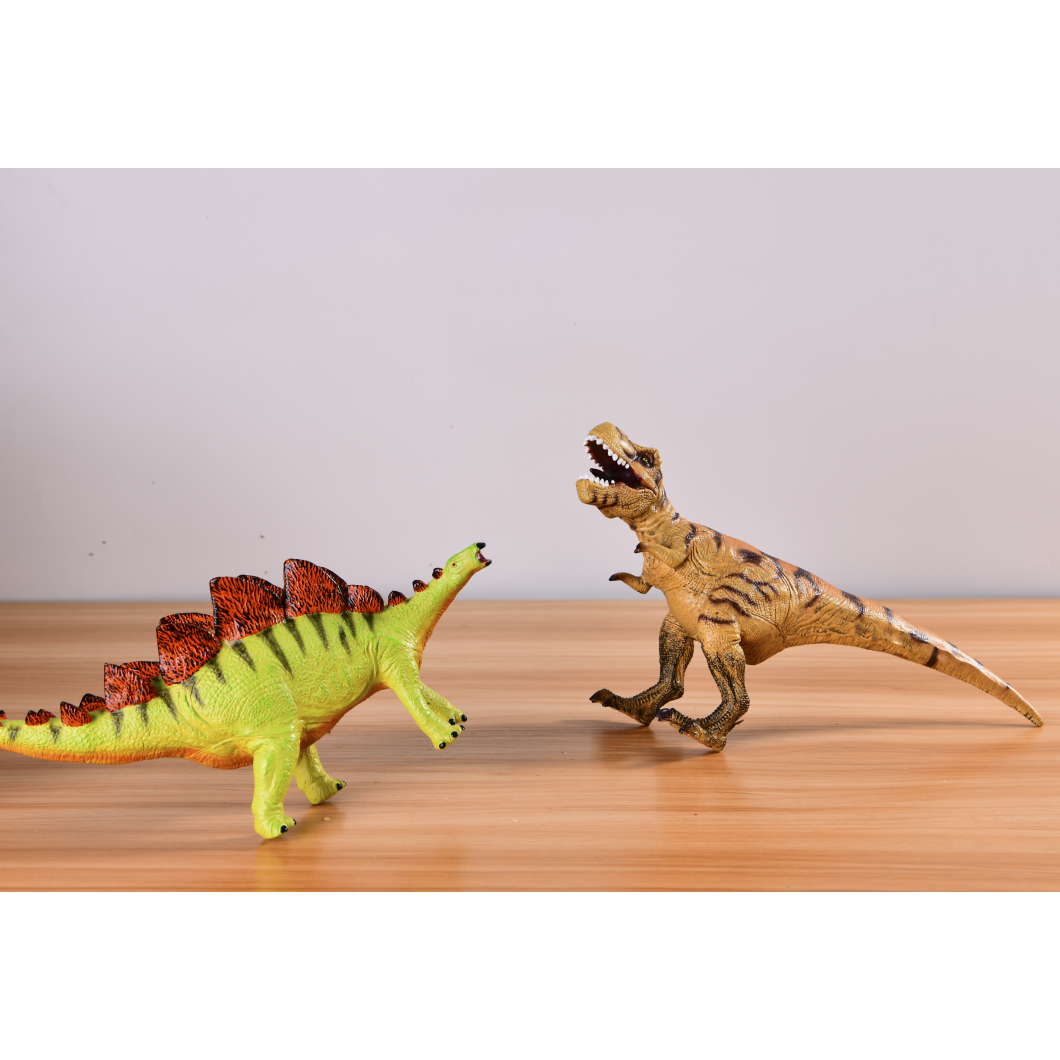 Zestaw figurek dinozaurów dla dzieci z dwoma kolorowymi modelami dinozaurów na drewnianym stole