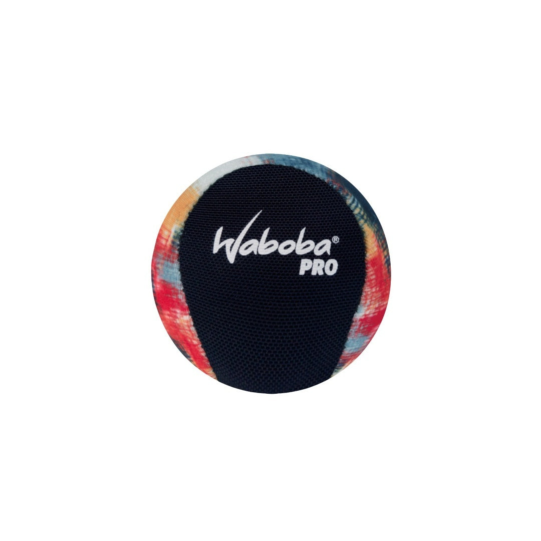 Kolorowa piłeczka Waboba Pro do odbijania na wodzie z logo Waboba Pro na czarnym tle